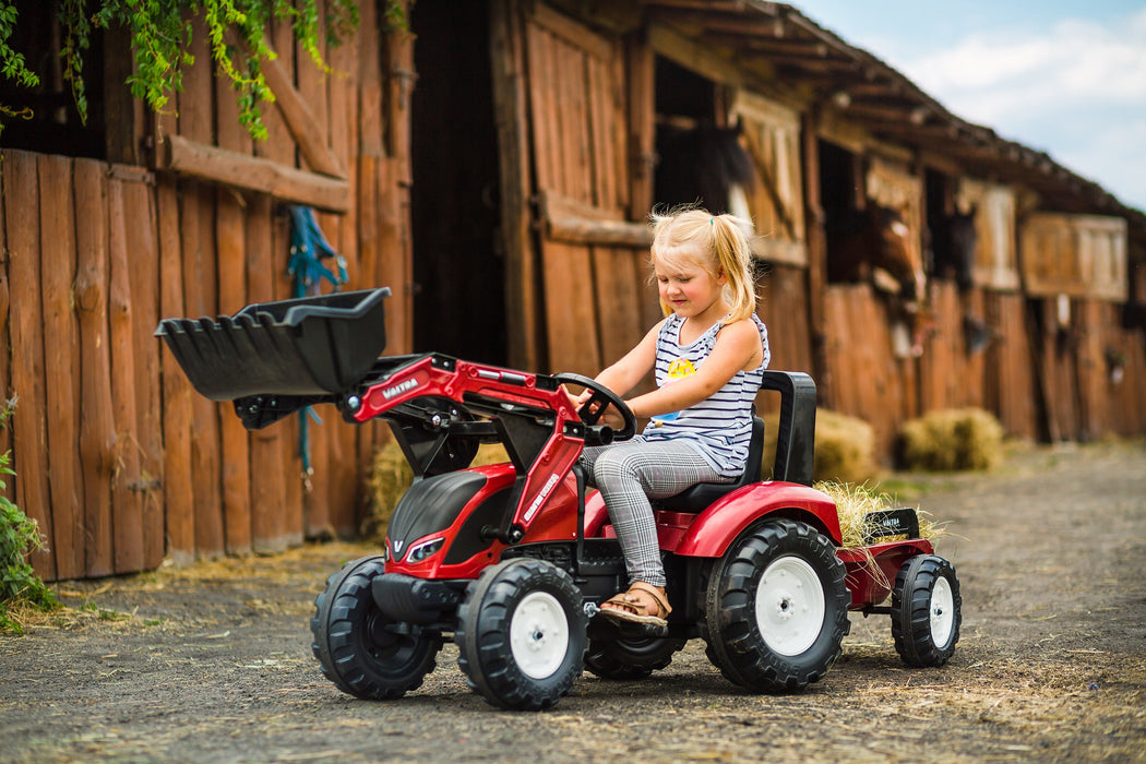 Valtra mit Frontlader und Anhänger