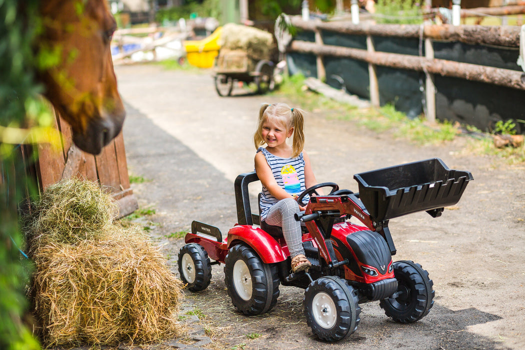 Valtra mit Frontlader und Anhänger
